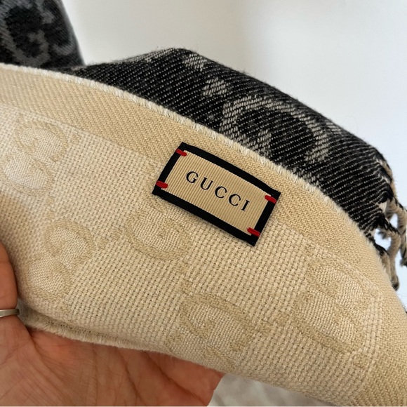Gucci GG Monogram Grey/Ivory Reversible Wool Fringe Scarf + Box - Picture 9 of 10